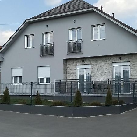 Aaapartmani Indjija Indija Exterior foto