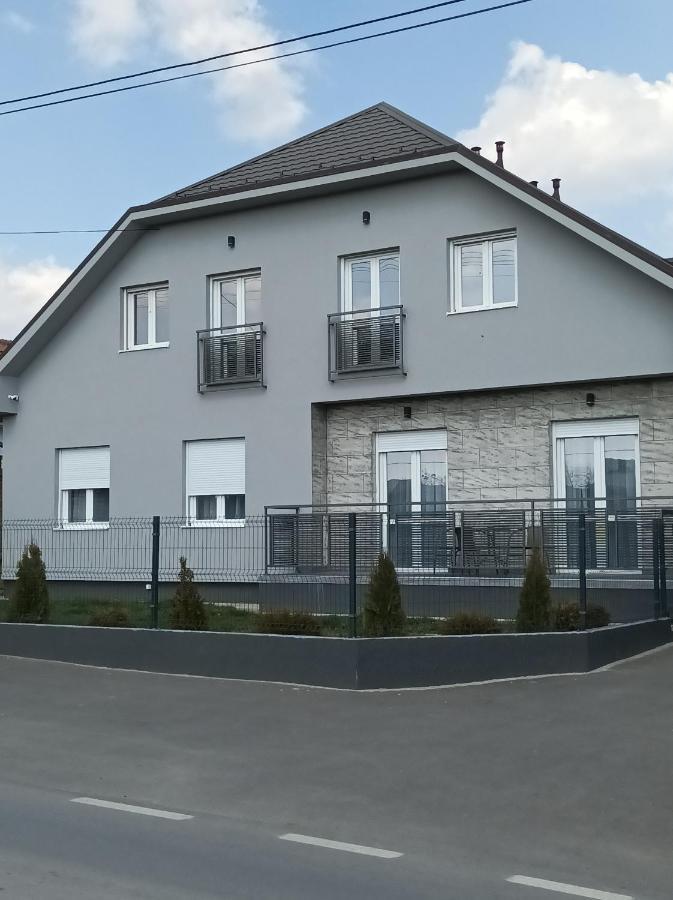 Aaapartmani Indjija Indija Exterior foto