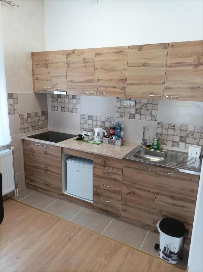 Aaapartmani Indjija Indija Exterior foto